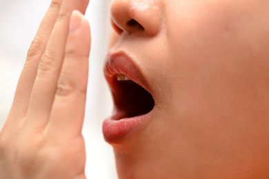الطريقة الفعالة لتخلص من رائحة الفم الكريهة