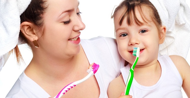 5 حلول سحرية لنظافة أسنان طفلك