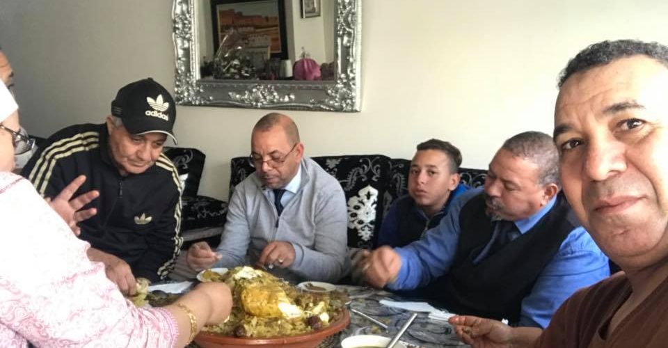 صور..هكذا احتفل ادريس الروخ رفقة عائلته بمولودته الجديدة