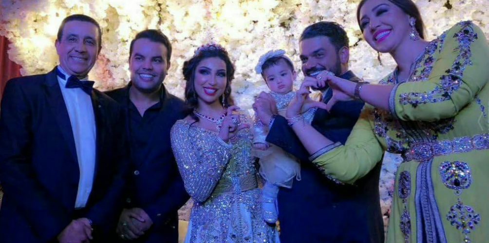 مجموعة من الفنانين في صورة تذكارية مع دنيا بطمة و زوجها وابنتهما غزل في أول ظهور لها بحفل عقيقتها بمراكش