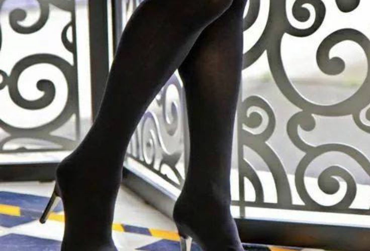 أخر صيحات الموضه الـ sock heels وهو جورب فوق الحذاء