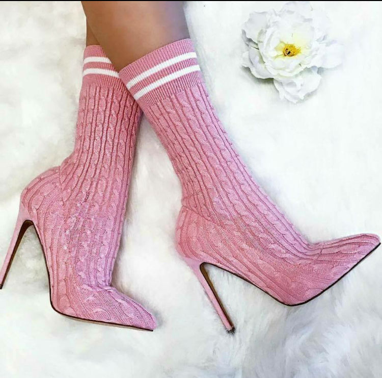 أخر صيحات الموضه الـ sock heels وهو جورب فوق الحذاء