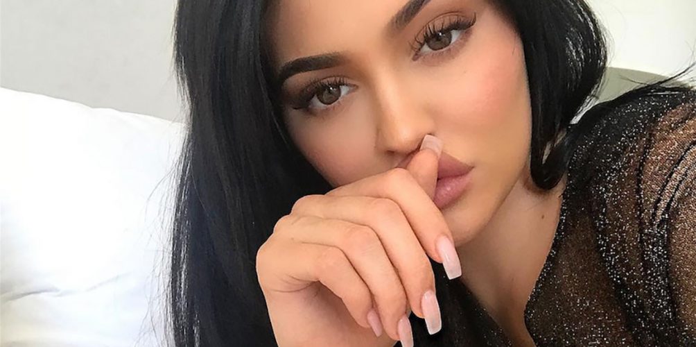 صور..بعد اخفائها لمدة 9 أشهر خبر حملها كايلي جينر ترزق بمولودتها الأولى