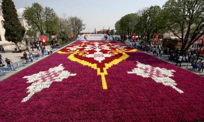 مدينة إسطنبوا تتزين بأكبر سجادة في العالم