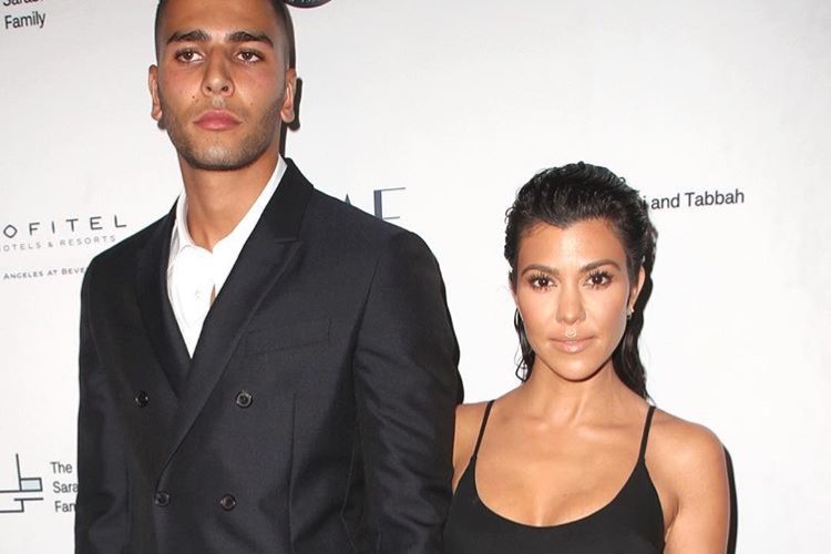 كورتني كارداشيان تشعل مواقع التواصل الاجتماعي بصورها رفقة حبيبها الذي يصغرها ب 14عاما