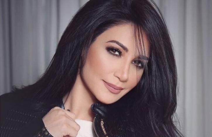 ديانا حداد تعجب بصلاة التراويح في مسجد الحسن الثاني .. و ترتكب خطأ فادح