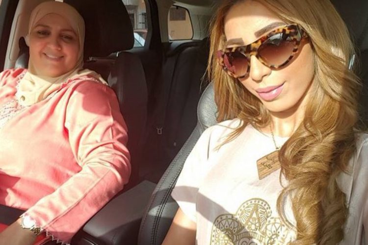 دنيا بطمة تستعرض فخامة سيارة والدتها الجديدة (صورة)