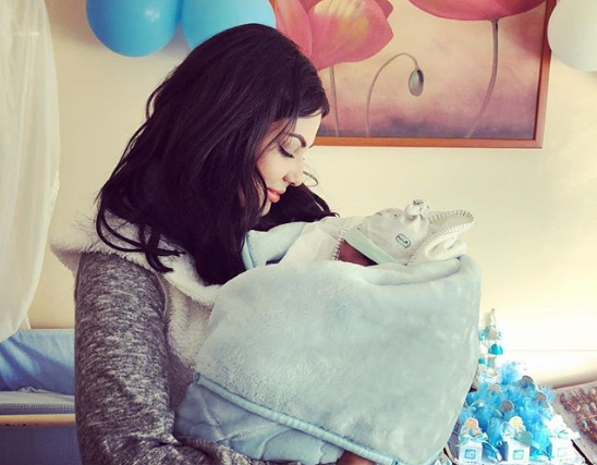 ابتسام تسكت تحتفل بعقيقة ابن أخيها بحضور ألمع الفنانين