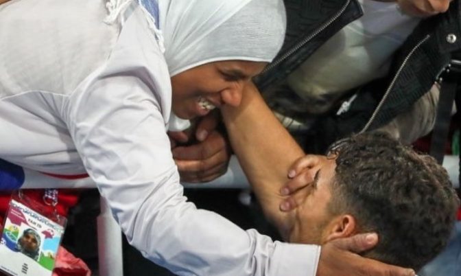 صورة.. أشرف حكيمي رفقة والدته بعد نهاية مباراة المنتخب المغربي ضد إسبانيا