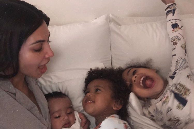 فيديو لكيم كارداشيان وابنتها من الأم البديلة يشعل مواقع التواصل الاجتماعي