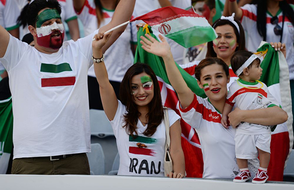 ردة فعل مشجعة إيرانية اتجاه مشجع مغربي يبكي بعد هزيمة المغرب (فيديو)