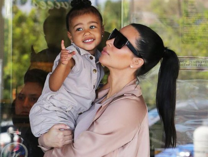 هكذا احتفلت كيم كارداشيان وشقيقتها بعيد ميلاد ابنتيهما (فيديو)