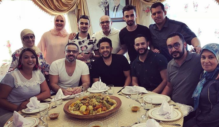 حماقي في ضيافة عصام سرحان وعائلته (صورة)