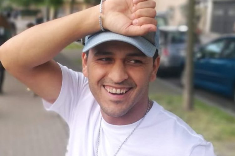 رمضان… الشاب يونس يهدي المغتربين مقطعا من أغنيته (فيديو)