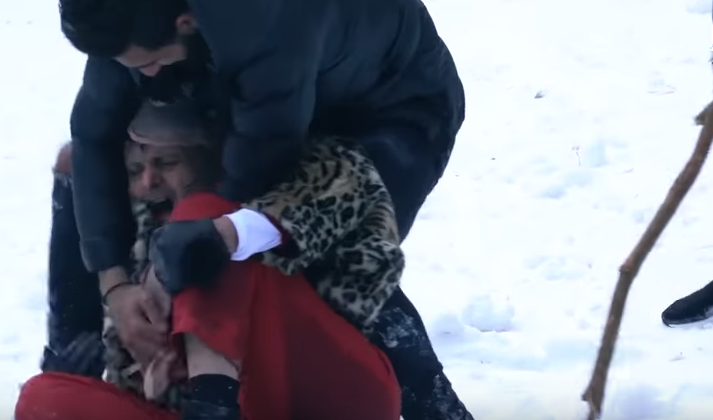 بعد اكتشاف مقلبه.. ضيف رامز جلال يضربه بالعصا في &laquo;&nbsp;رامز تحت الصفر&nbsp;&raquo; (فيديو)