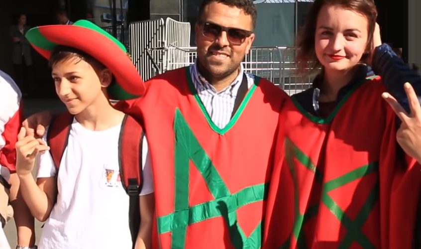 مونديال روسيا.. سياح أجانب شادين الصف باش يتصورو مع العلم المغربي