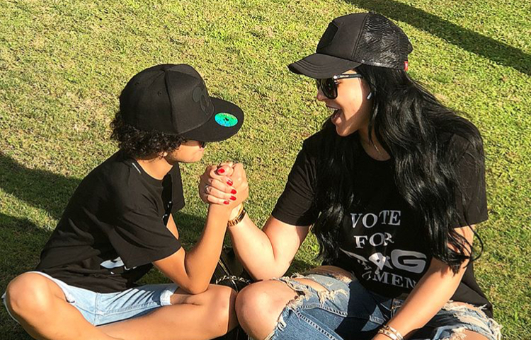 فاتي جمالي وابنها بإطلالة متشابهة (صور)