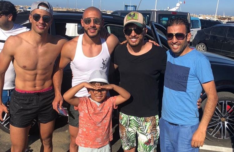 حاتم عمور يجتمع بنور الدين أمرابط وشقيقه في شمال المغرب (صورة)