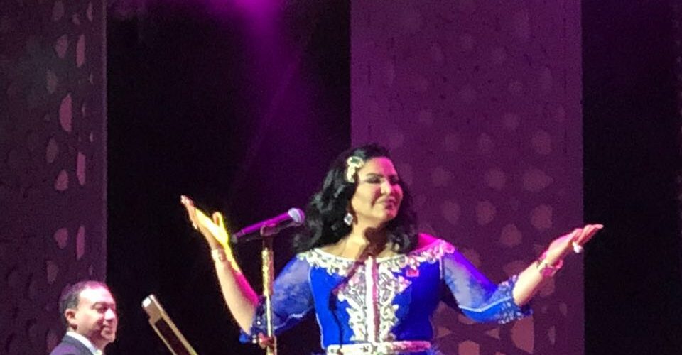أحلام تتألق بقفطان مغربي ساحر في حفلها وتتحف الجماهير الغفيرة بأجمل أغانيها (صور)