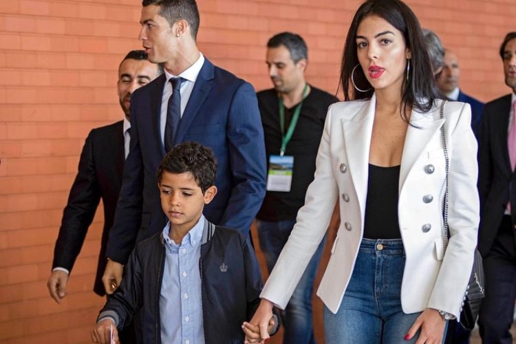 على خطى الكارداشيانز.. كريستيانو رونالدو ينقل حياته الخاصة لشاشة تلفزيون الواقع