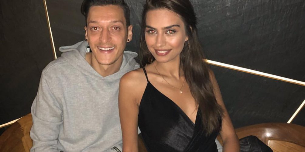 اللاعب الألماني مسعود أوزيل يشتري لخطيبته التركية هدية بقيمة 15 مليون ليرة