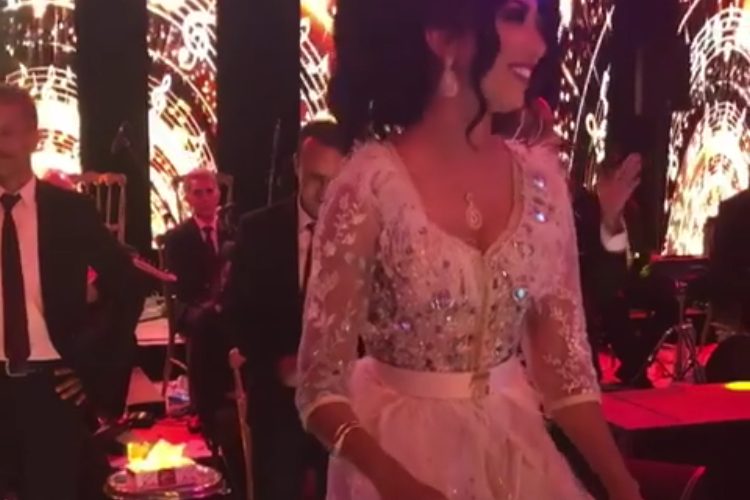 بالفيديو.. دنيا بطمة فوق &laquo;&nbsp;القعدة&nbsp;&raquo;