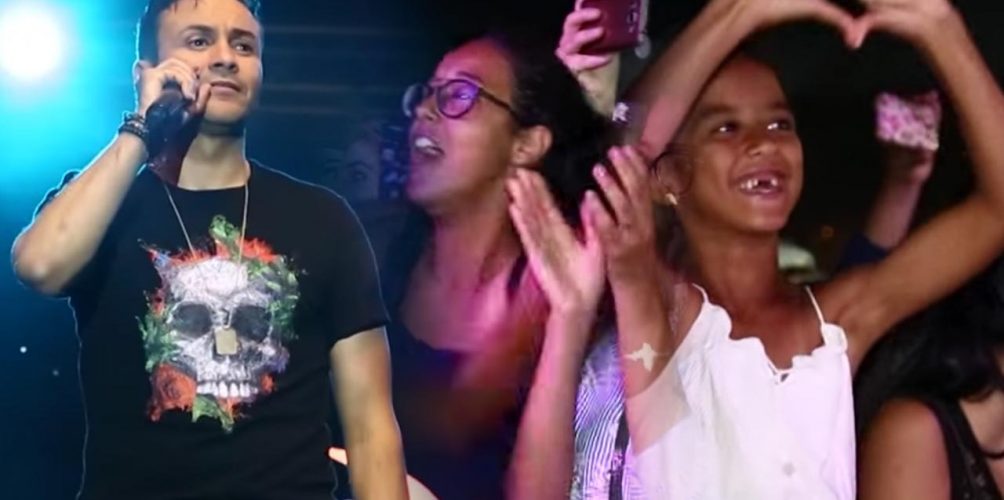 الجمهور محيح مع حاتم إدار في مهرجان الشواطئ بمدينة المضيق