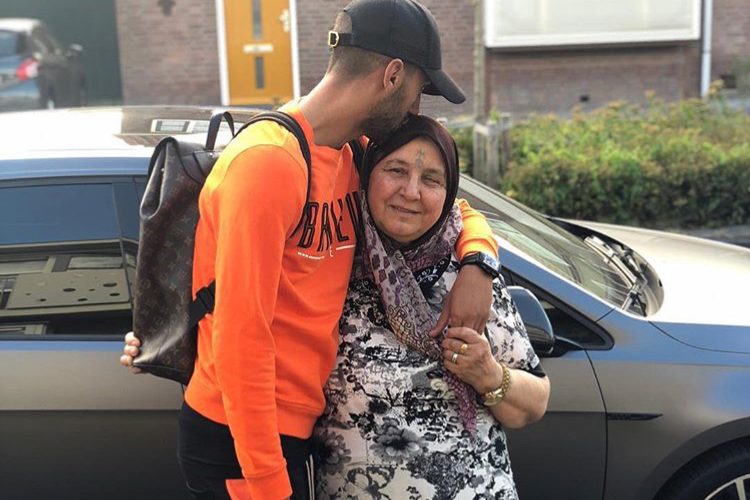 حكيم زياش يوجه رسالة حب لوالدته (صورة)