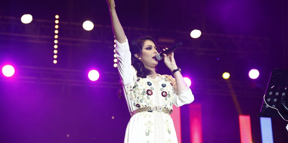 ابتسام تسكت تحيي سهرة فنية على شاطئ مدينة المضيق