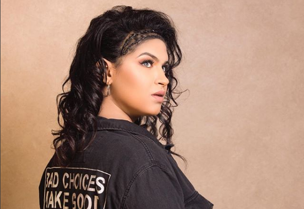 إيمان الشميطي تتألق بالقفطان المغربي في آخر أيام حملها