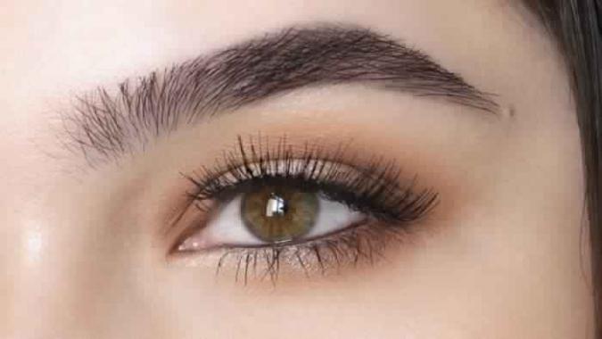 زيت الخروع لتكثيف الحواجب…6 نصائح طبيقيها قبل النوم