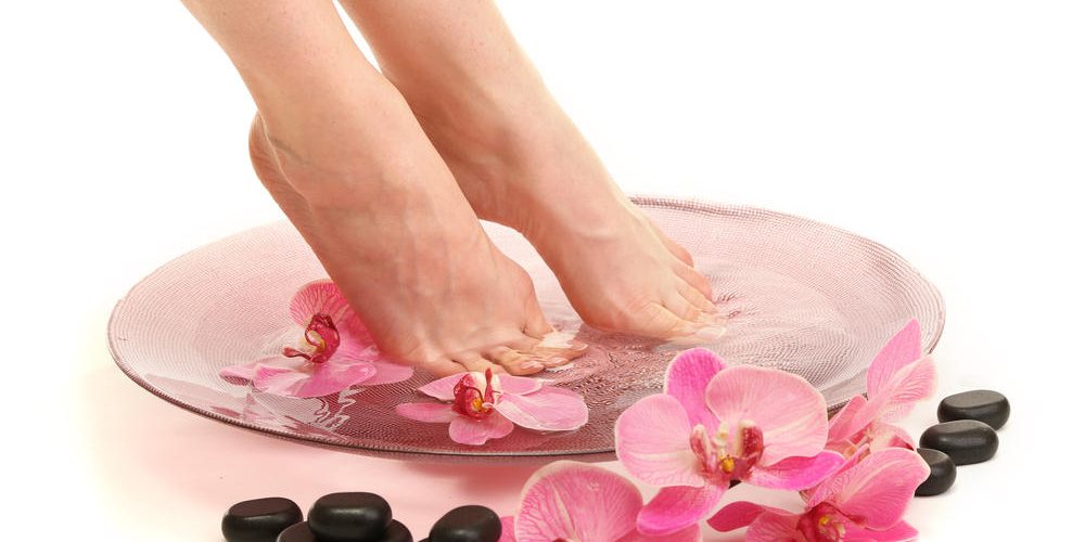 وصفة ستخلصك من التشققات و إسمرار الأرجل من الإستعمال الأول و إلى الأبد