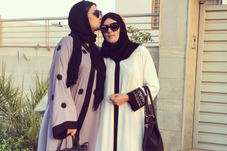 ابتسام تسكت بالحجاب في أحدث ظهور لها بصحبة والدتها (صور)