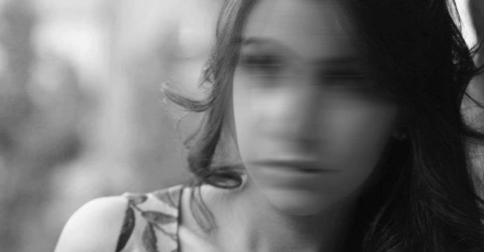 فنانة شابة تنجو بأعجوبة من حريق داخل منزلها