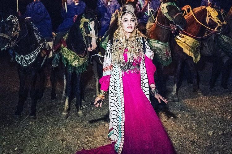 بالصور.. مادونا تتألق بالحلي الأمازيغي احتفالا بعيد ميلادها في مراكش