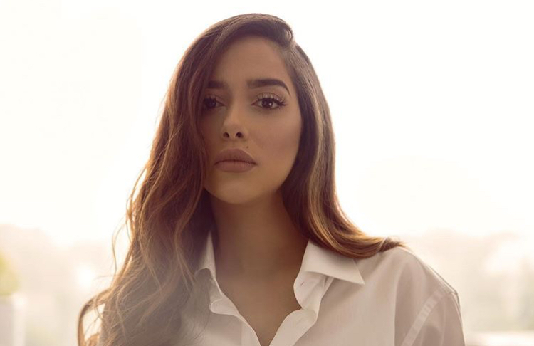 بالصورة.. بلقيس فتحي في لقطة رومانسية مع زوجها بأمستردام