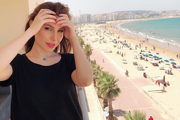 بالفيديو.. يارا تستمتع بلعب كرة القدم على شاطىء البحر بطنجة