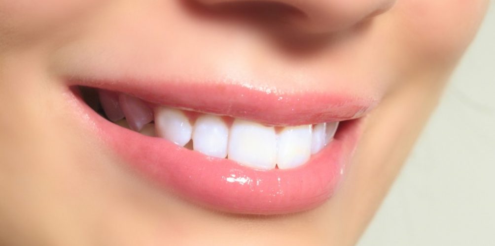 ملعقة من الكركم ستجعل أسنانك بيضاء…وصفة