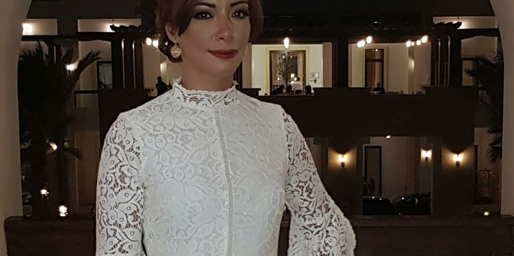 لبنى أبيضار تخطف الأنظار في مهرجان الجونة بإطلالة بيضاء (صور)