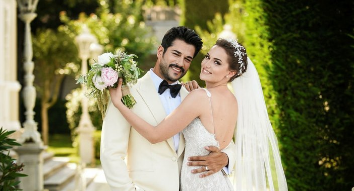 زوجة أشهر ممثل بتركيا حامل بمولودهما الأول