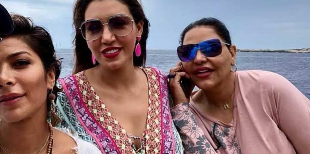 أسماء لمنور وأحلام وأصالة في جولة على متن قارب بإيبيزا (صور)