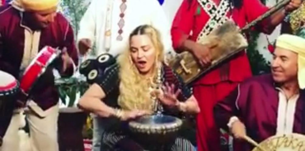 مادونا تسترجع ذكريات عيد ميلادها في مراكش وتنشر فيديو لها وهي تُطبِل مع فرقة &laquo;&nbsp;گناوة&nbsp;&raquo;