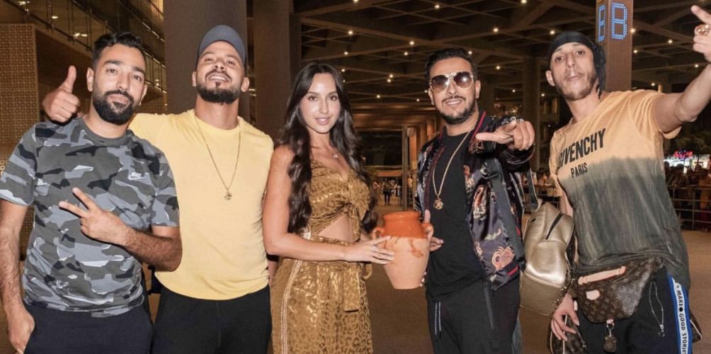 بالصور.. نورة فتحي تستقبل &laquo;&nbsp;فناير&nbsp;&raquo; فور وصولهم الهند