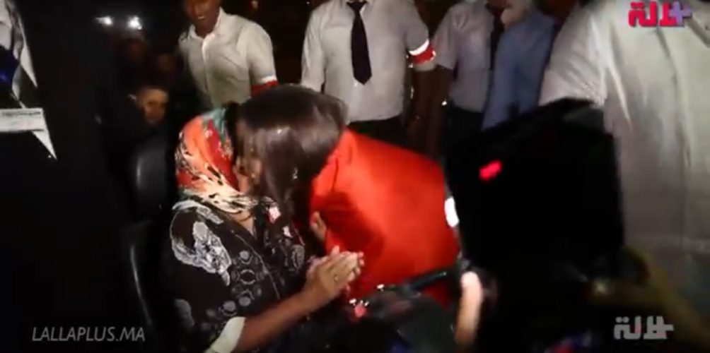 دنيا بطمة تنزل عن المسرح لتسلم على جمهورها في مهرجان ميسور (فيديو)