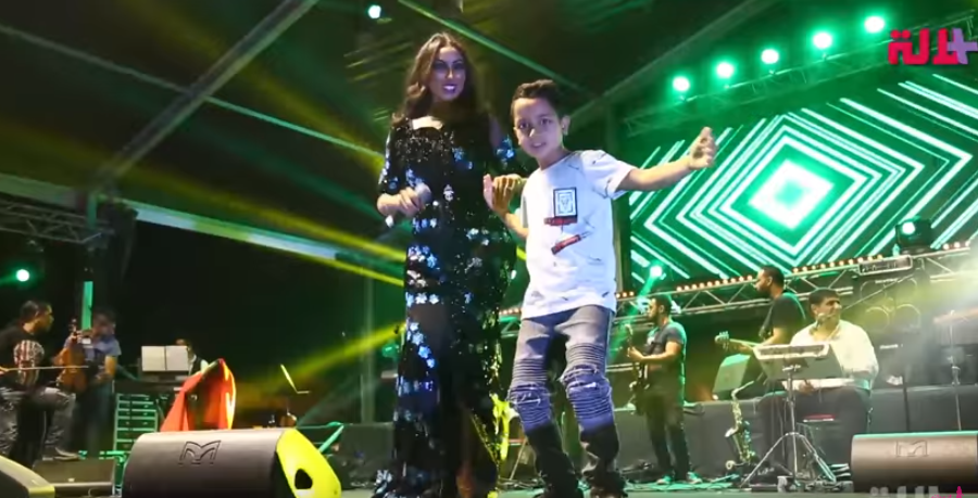 دنيا بطمة تشعل حفلها في مهرجان ميسور برقصها بصحبة هذا الطفل (فيديو)