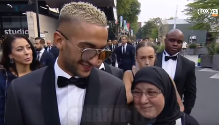 بحضور والدته.. حكيم زياش يستلم الحذاء الذهبي (فيديو)