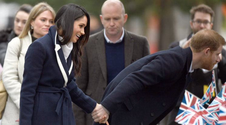 طريف وبالفيديو.. الأمير هاري مُحرج ولا يعرف كيف يسلم على امرأة محجبة