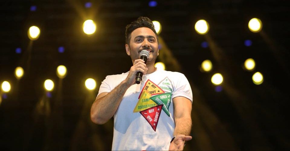 قد يحتاج الى عملية جراحية في حنجرته..تامر حسني في المستشفى !