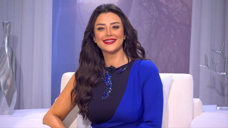 رضوى الشربيني تنهار على الهواء مباشرة بسبب اتصال هاتفي