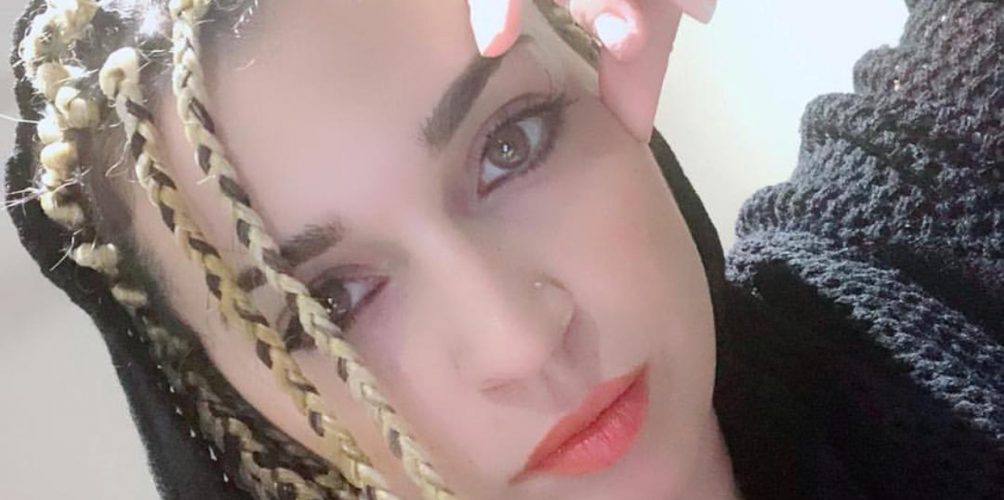 بعد خولة مجاهد..فرح الفاسي تفاجئ جمهورها بهذا اللوك ! (صور)